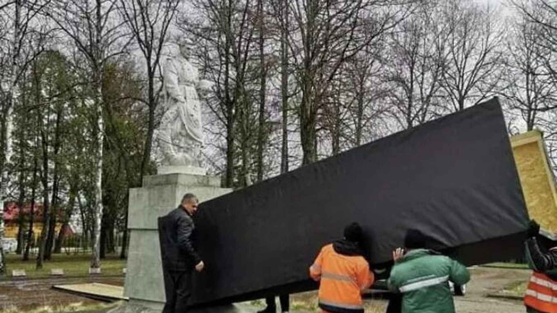 В Расейняе закрыли советский памятник - Sputnik Латвия, 1920, 21.04.2022