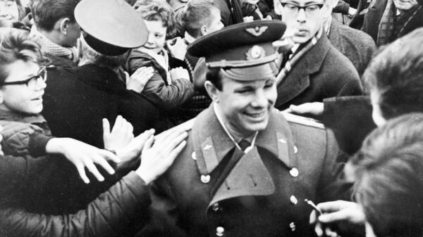 Юрий Гагарин среди учащихся средней школы города Бергена в Норвегии - Sputnik Латвия