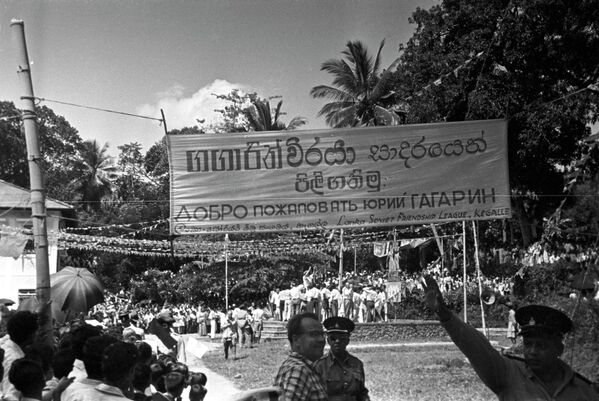 Приветственные плакаты на сингалезском и русском языках украшали все дороги острова Цейлон. - Sputnik Латвия