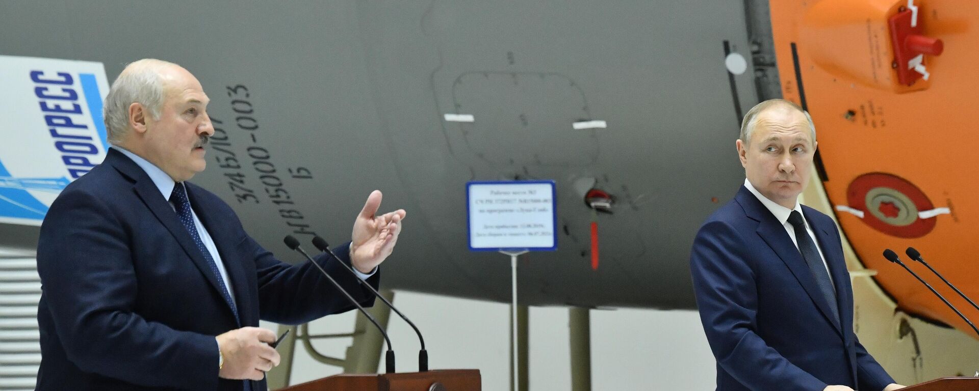 Президент РФ Владимир Путин и президент Беларуси Александр Лукашенко на пресс-конференции на космодроме Восточный - Sputnik Latvija, 1920, 13.04.2022