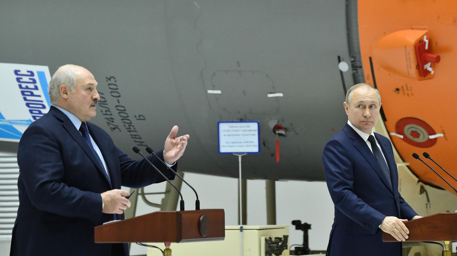 Президент РФ Владимир Путин и президент Беларуси Александр Лукашенко на пресс-конференции на космодроме Восточный - Sputnik Латвия, 1920, 12.04.2022