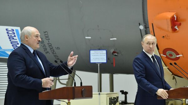 Президент РФ Владимир Путин и президент Беларуси Александр Лукашенко на пресс-конференции на космодроме Восточный - Sputnik Latvija