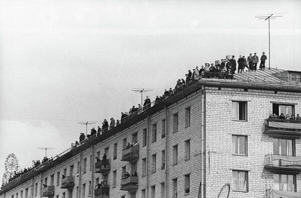 Zemes pirma kosmonauta Jurija Gagarina svinīgajā sagaidīšanas brīdī maskavieši pārpildīja balkonus un māju jumtus - Sputnik Latvija
