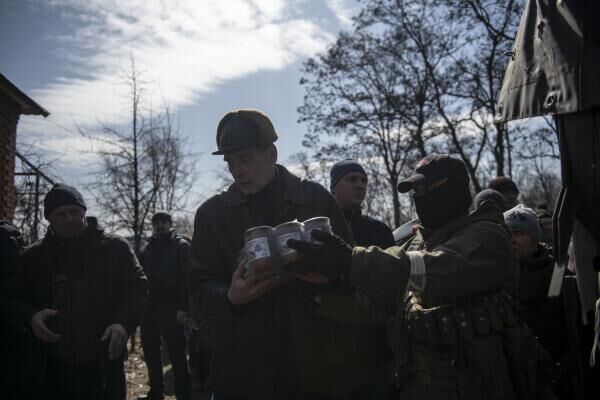 Motokluba "Nakts vilki" nodaļa "Donbass", kas pilda kaujas uzdevumus priekšējā līnijā apdzīvotās vietas Rubežnoje rajonā, nogādāja humanitāro palīdzību Mihailovkas ciema iedzīvotājiem Motokluba "Nakts vilki" nodaļa "Donbass", kas pilda kaujas uzdevumus priekšējā līnijā apdzīvotās vietas Rubežnoje rajonā, nogādāja humanitāro palīdzību Mihailovkas ciema iedzīvotājiem - Sputnik Latvija