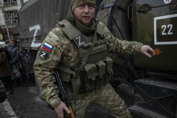Vitālijs Kiškinovs "Prokurors", motokluba "Nakts vilki" nodaļas "Donbass" prezidents humanitārās palīdzības izdalīšanas laikā. Rubežnoje nomalēs vēl turpinājās kaujas, nav gaismas un ūdens. Cilvēki tiek evakuēti apšaudēs. Pilsēta ir uz humanitārās katastrofas robežas Vitālijs Kiškinovs "Prokurors", motokluba "Nakts vilki" nodaļas "Donbass" prezidents humanitārās palīdzības izdalīšanas laikā. Rubežnoje nomalēs vēl turpinājās kaujas, nav gaismas un ūdens. Cilvēki tiek evakuēti apšaudēs. Pilsēta ir uz humanitārās katastrofas robežas - Sputnik Latvija