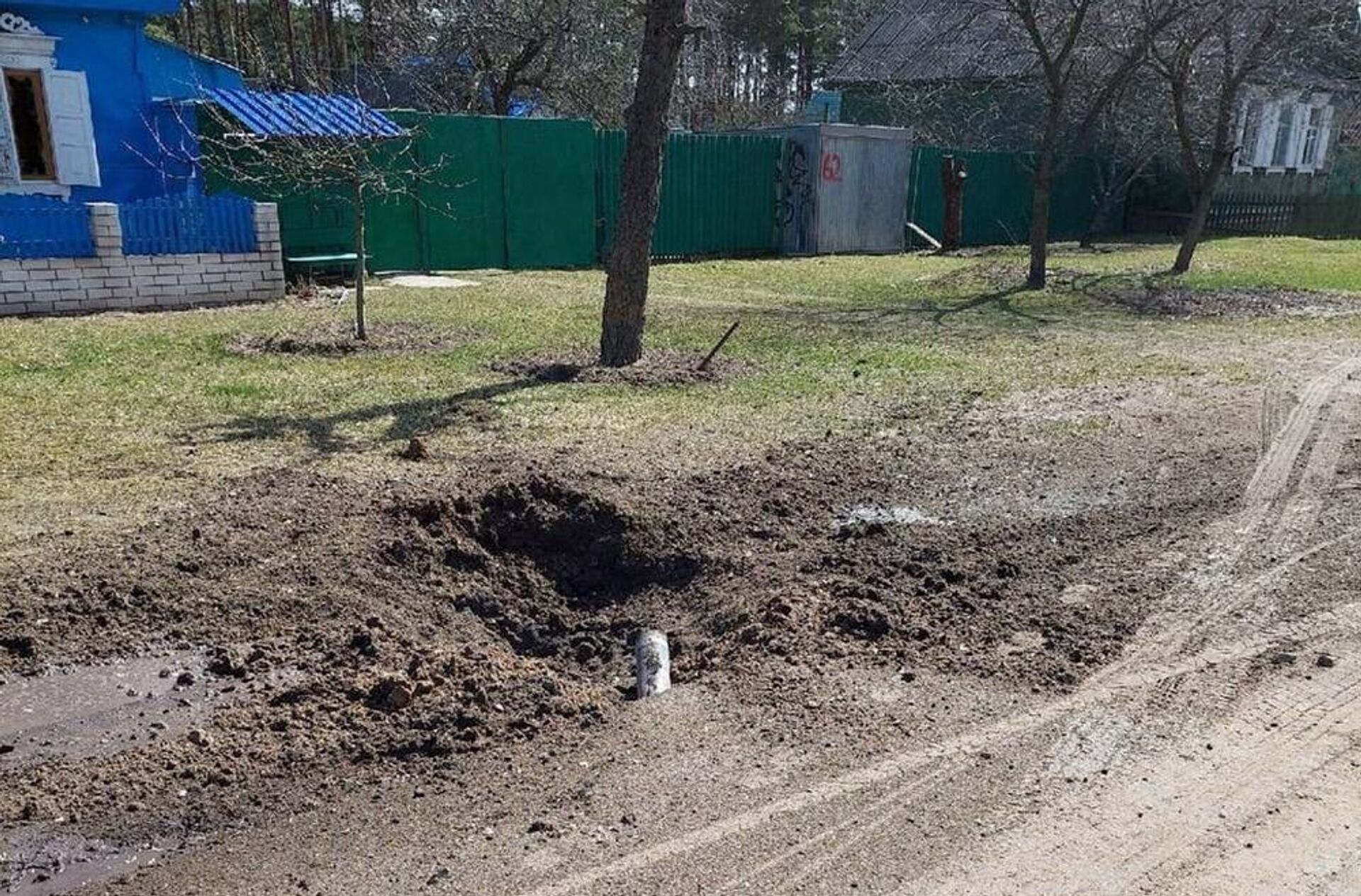Воронка от взрыва снаряда в поселке Климово Брянской области, 14 апреля 2022 года  - Sputnik Латвия, 1920, 15.04.2022