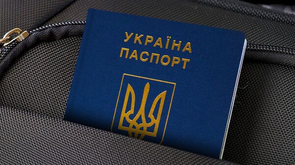 Украинский паспорт, архивное фото - Sputnik Latvija