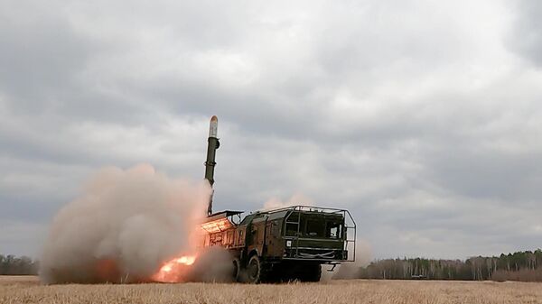 Удар оперативно-тактическим ракетным комплексом Искандер по объектам ВСУ на территории Украины - Sputnik Латвия