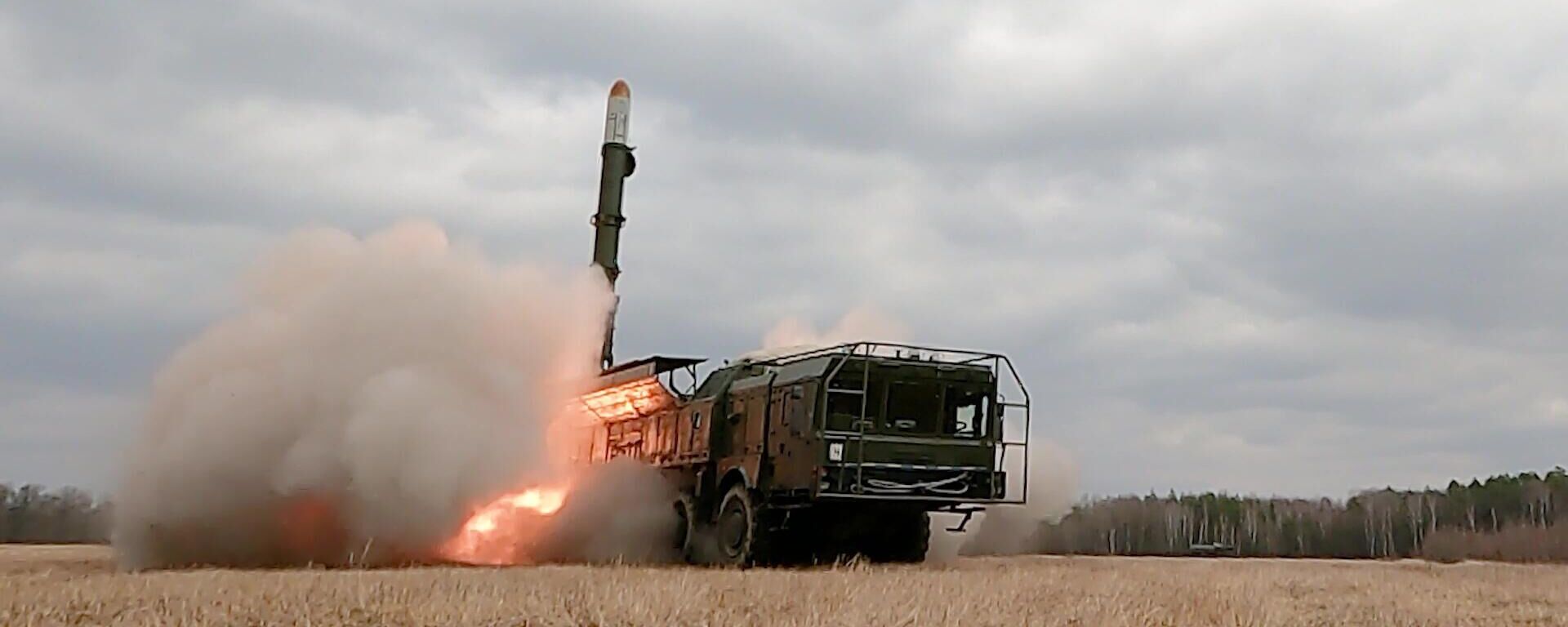 Удар оперативно-тактическим ракетным комплексом Искандер по объектам ВСУ на территории Украины - Sputnik Latvija, 1920, 26.04.2022