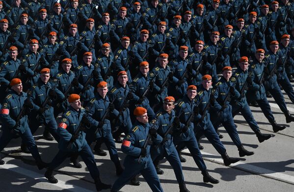 Курсанты МЧС на репетиции военного парада, приуроченного к 77-летию Победы в Великой Отечественной войне, в подмосковном Алабине. Курсанты МЧС на репетиции военного парада, приуроченного к 77-летию Победы в Великой Отечественной войне, в подмосковном Алабине. - Sputnik Латвия