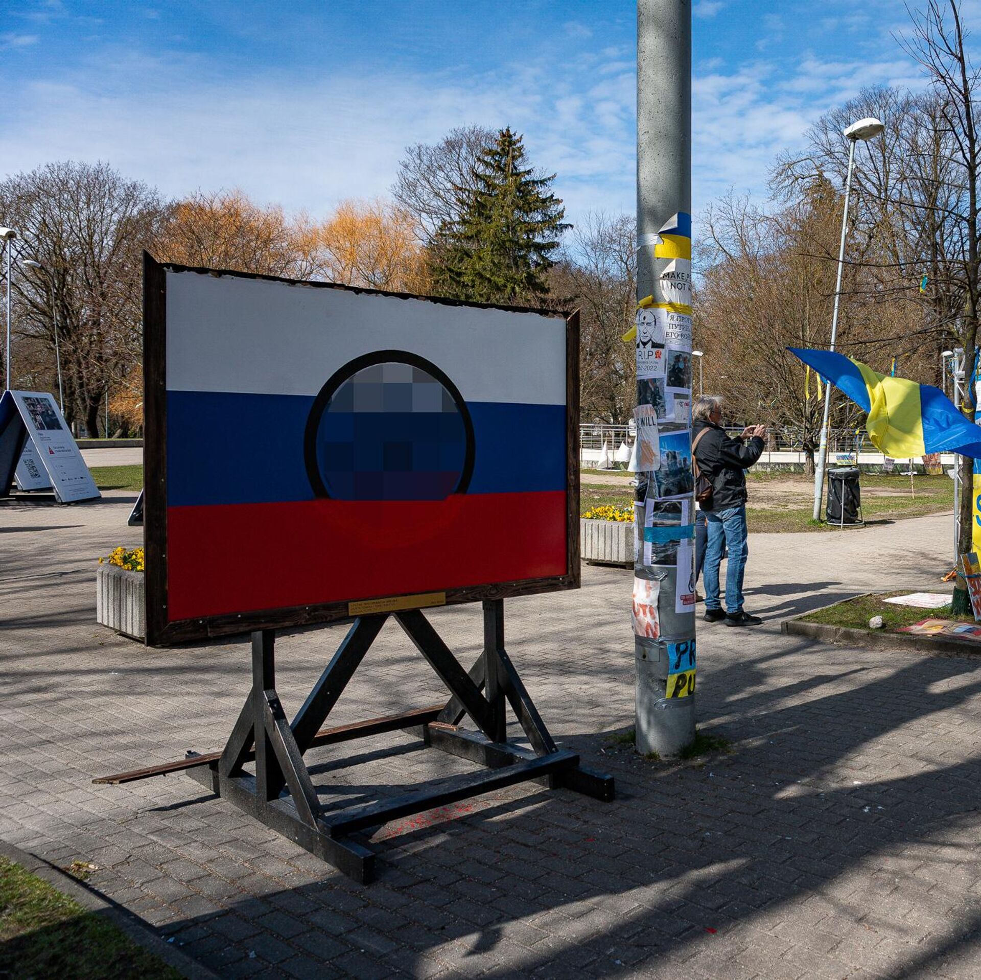 Спутник латвия на русском. Свастика Латвия. Свастика России 2022. Свастика в Риге. Знамя со свастикой.