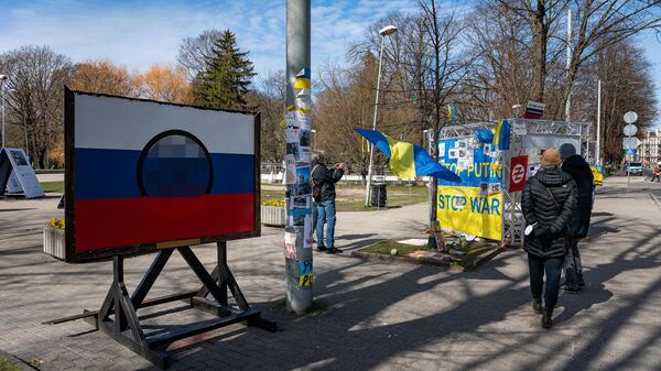 Арт-объект со свастикой напротив здания посольства России в Латвии - Sputnik Латвия