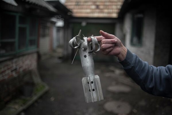 2022. gada martā Doņeckas Ārkārtas situāciju ministrija ziņoja, ka Donbasa teritorijas atmīnēšana ilgs desmitiem gadu.Sieviete rāda mīnas šķembu dzīvojamās mājas pagalmā Zaicevo ciemā - Sputnik Latvija