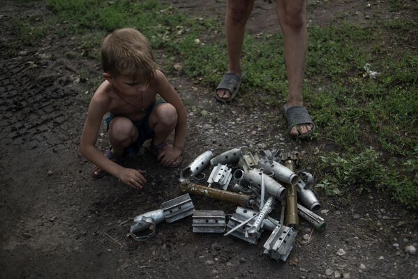 Bērni un karš – Donbasā viņi dzīvo plecu pie pleca. Te izaugusi vesela puiku paaudze, kas paraduši spēlēties ar šāviņiem. Desmitiem bērnu cietuši mīnu sprādzienus, daudzi kļuvuši par invalīdiem.Bērni spēlējas ar šāviņiem Gorlovkā - Sputnik Latvija