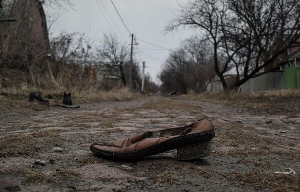 Donbass ir sašķelts – no 2014. gada pavasara pilsētnieki un laucinieki, pat tuvinieki izrādījās dažādās robežas pusēs. Zaicevo ciemu robeža pat sadala divās daļās.Pazaudēta kurpe uz ceļa Doņeckā - Sputnik Latvija