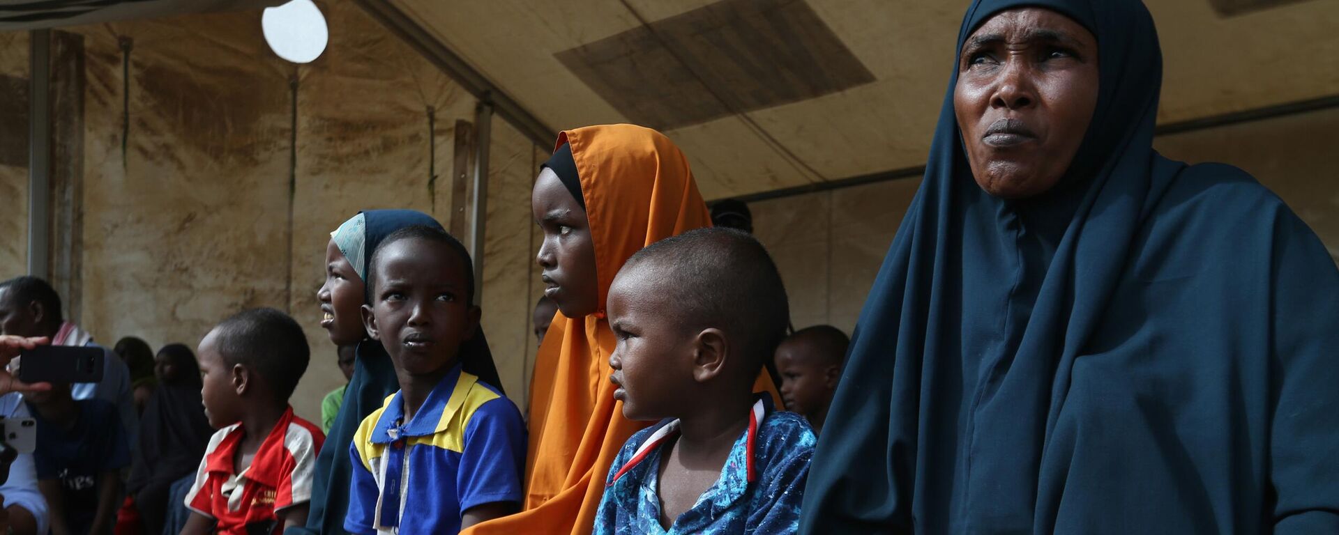 Женщина и дети из Сомали, находящиеся в лагере беженцев в Дадаабе, Кения, 12 апреля 2018 года  - Sputnik Латвия, 1920, 18.04.2022