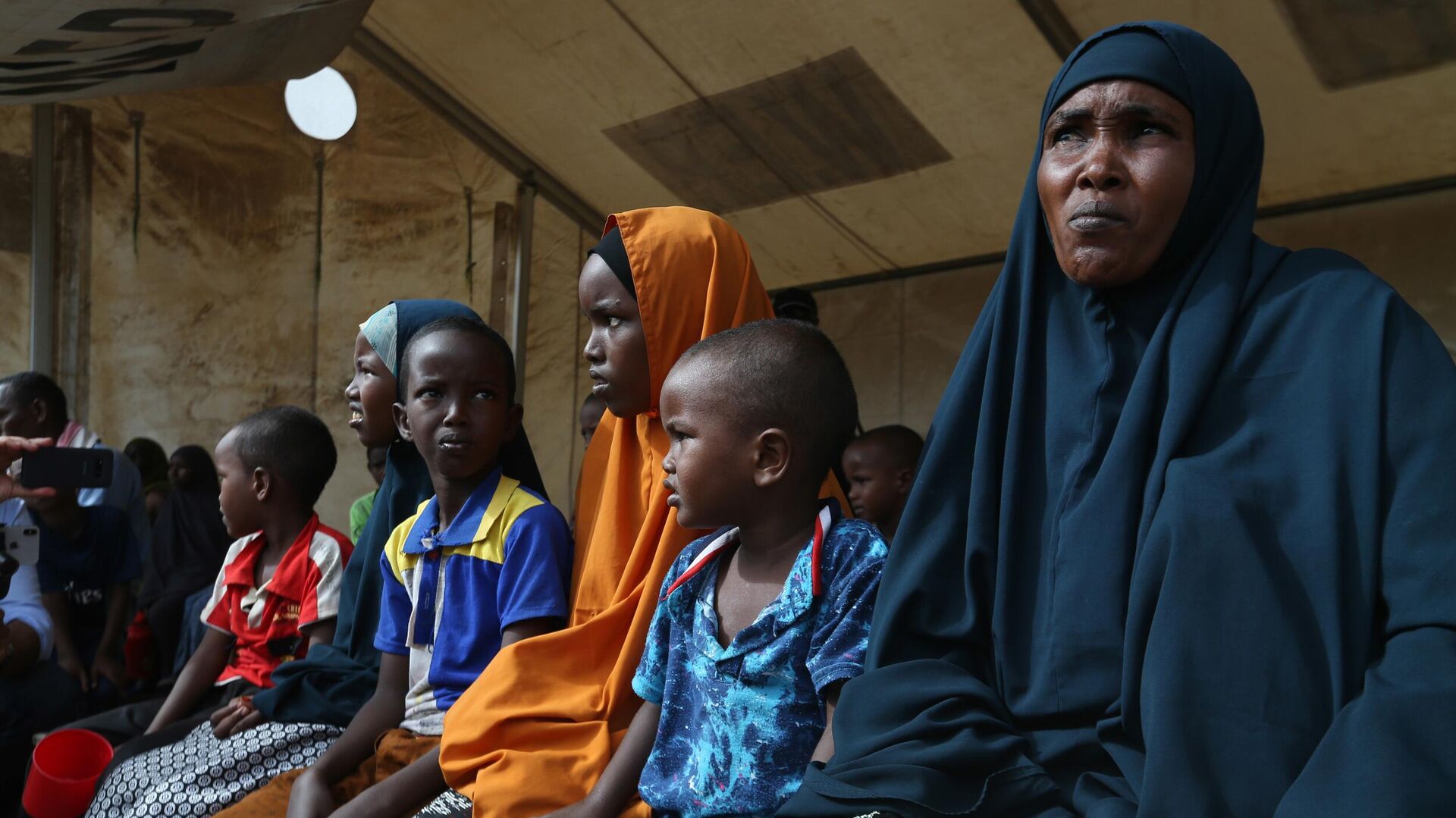 Женщина и дети из Сомали, находящиеся в лагере беженцев в Дадаабе, Кения, 12 апреля 2018 года  - Sputnik Latvija, 1920, 25.04.2022