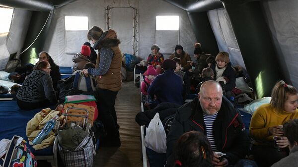Bēgļi no Mariupoles pagaidu izmitināšanas punktā, ko DTR ĀSM organizēja Bezimennoje ciemā - Sputnik Latvija