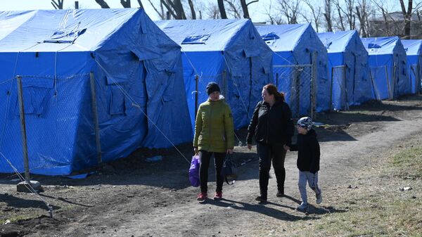Беженцы из Мариуполя в пункте временного размещения, организованном МЧС ДНР в селе Безыменное - Sputnik Latvija