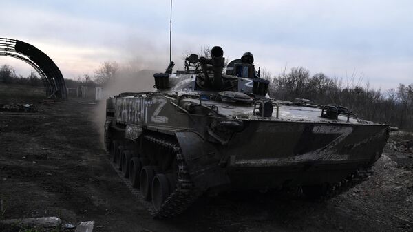 Боевая машина пехоты Народной милиции ЛНР в населенном пункте Попасная - Sputnik Латвия