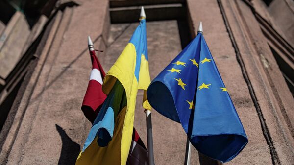 Флаги Латвии, Украины и ЕС на здании в Риге - Sputnik Латвия