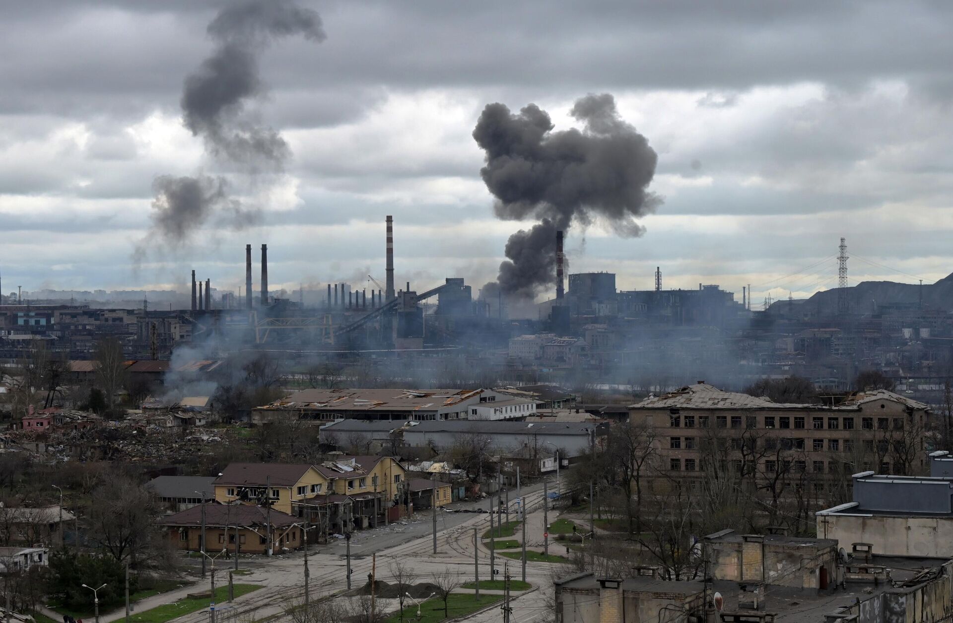 Дым над заводом Азовсталь в Мариуполе - Sputnik Латвия, 1920, 21.04.2022