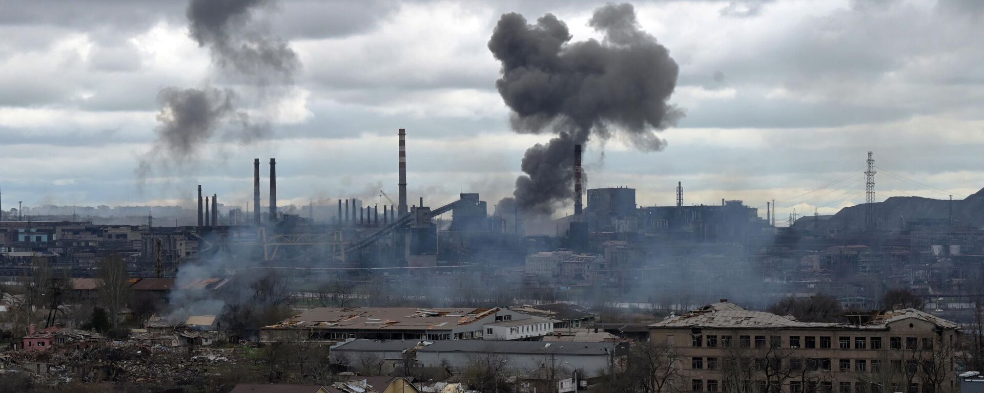 Дым над заводом Азовсталь в Мариуполе - Sputnik Latvija, 1920, 22.04.2022