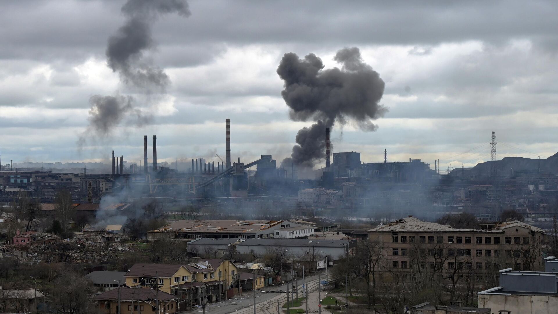 Дым над заводом Азовсталь в Мариуполе - Sputnik Latvija, 1920, 22.04.2022