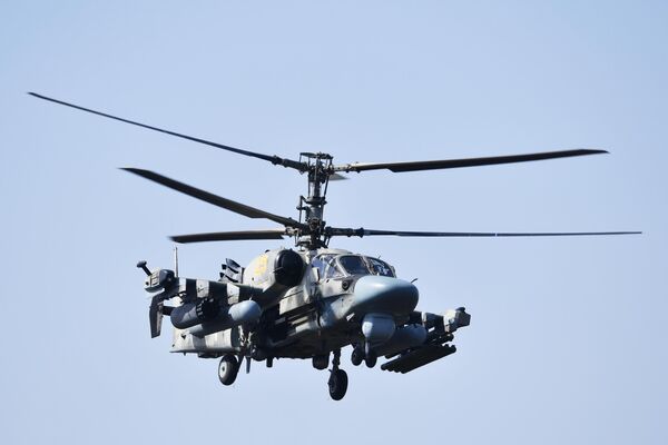 Helikopteri atbalsta karaspēku sauszemes grupējumu: pavada kolonnas, nogādā desantu un kravas - Sputnik Latvija