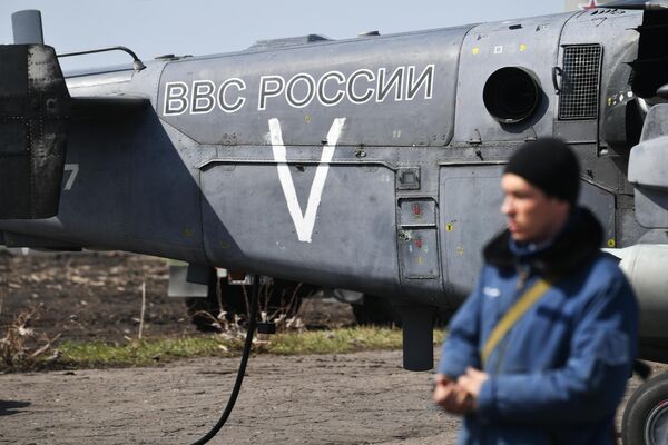 Helikopteri Ka-52 &quot;Aligator&quot; sākuši kaujas lidojumus - Sputnik Latvija