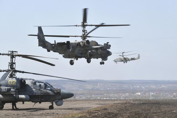 Helikopteri Ka-52 Krievijas GKS lauka aerodromā speciālās militārās operācijas zonā Ukrainā - Sputnik Latvija