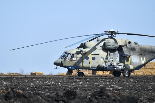 Helikopteris Mi-8MTV lauka aerodromā - Sputnik Latvija