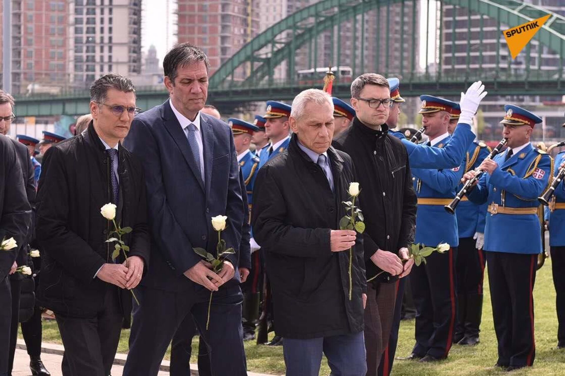 Участники церемонии памяти жертв Холокоста в Белграде, второй справа - российский посол Александр Боцан-Харченко - Sputnik Латвия, 1920, 21.04.2022