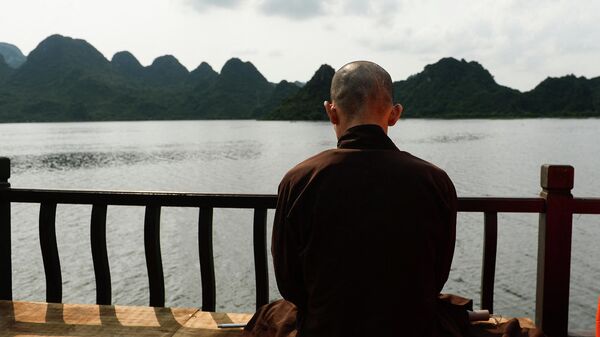 Буддийский монах на берегу озера во Вьетнаме - Sputnik Latvija