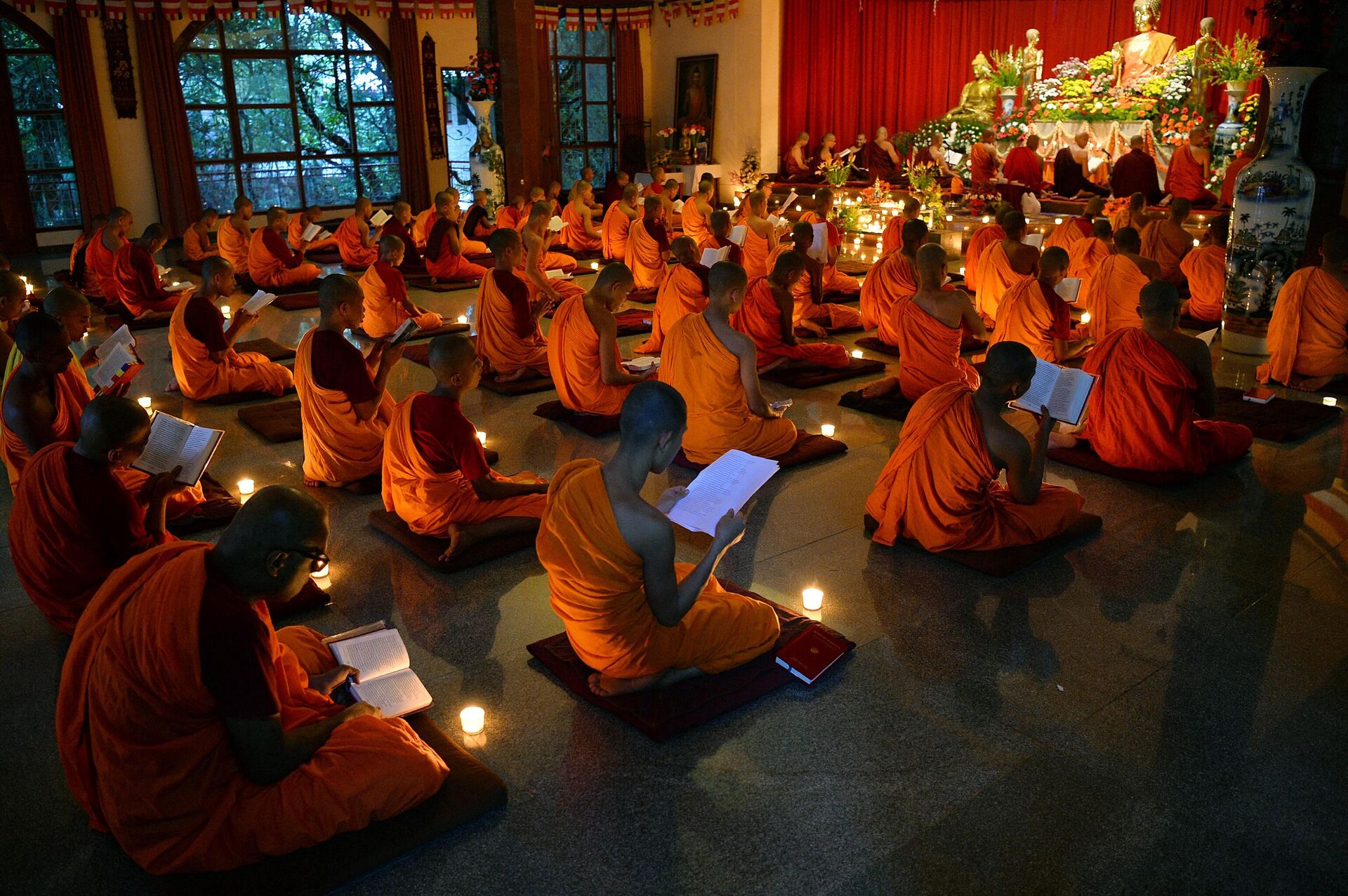 Буддийские монахи во время молитвы в Бангалоре, Индия - Sputnik Latvija, 1920, 24.04.2022