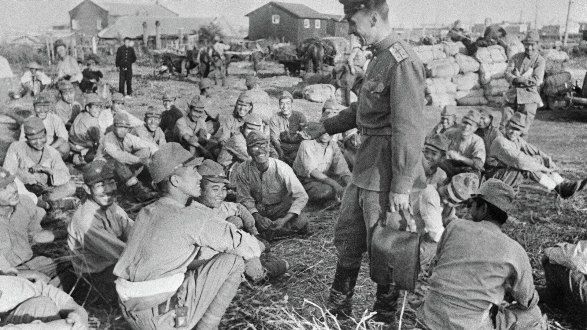 Советские бойцы и офицеры беседуют с пленными японскими солдатами - Sputnik Латвия, 1920, 22.04.2022