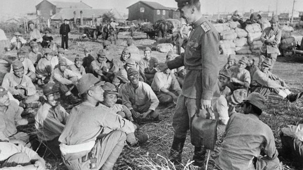Советские бойцы и офицеры беседуют с пленными японскими солдатами - Sputnik Латвия