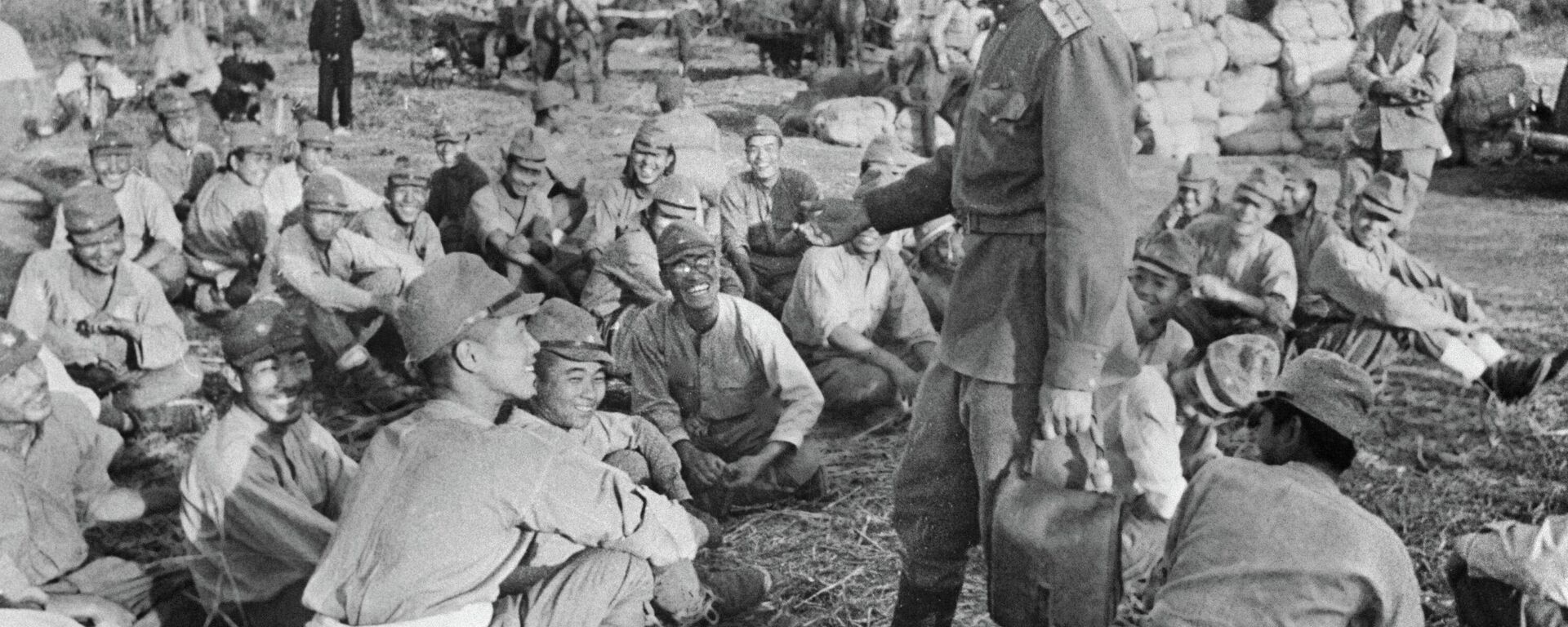 Советские бойцы и офицеры беседуют с пленными японскими солдатами - Sputnik Латвия, 1920, 22.04.2022