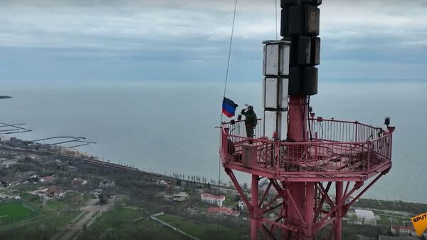 Флаг ДНР установили в самой высокой точке Мариуполя - Sputnik Латвия