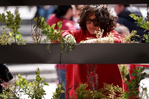 Студент принимает участие в конкурсе по посадке растений в Приштине - Sputnik Латвия