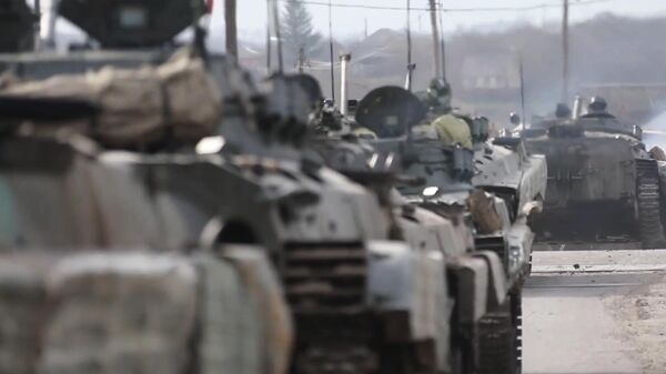 Продвижение колонн российской армии на освобожденных территориях Харьковской области - Sputnik Латвия