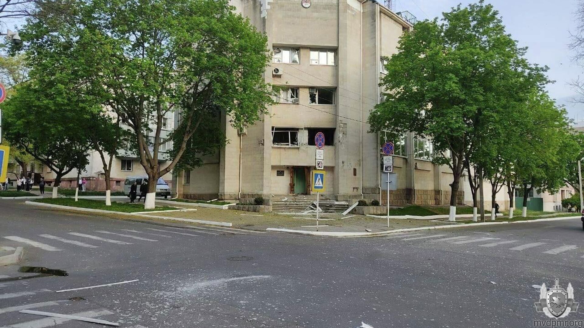 Последствия обстрела здания Министерства госбезопасности ПМР в Тирасполе, 25 апреля 2022 года  - Sputnik Латвия, 1920, 27.04.2022