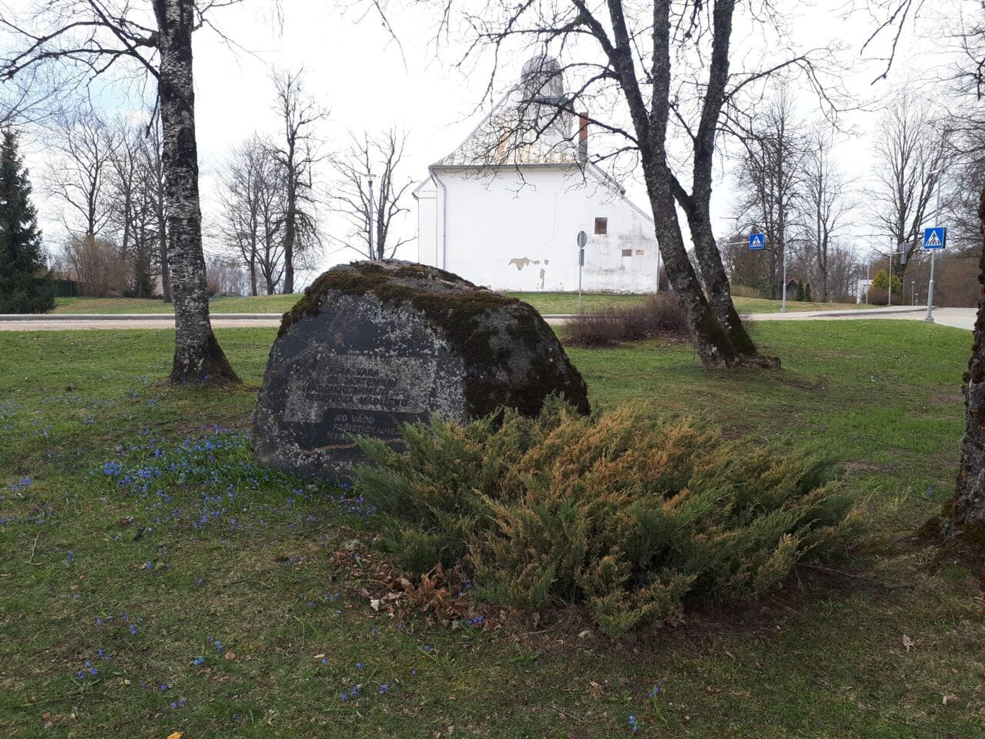 Памятник Освободителям в посёлке Мадлиена - Sputnik Латвия, 1920, 26.04.2022