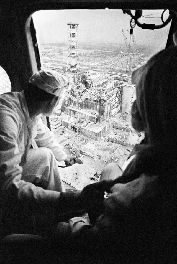 Дозиметристы осуществляют замер радиации. Снимок из фотосерии &quot;Летний дневник Чернобыля&quot;, получившей 1-й приз World Press Photo в категории &quot;Наука и технологии&quot; в 1986 году. - Sputnik Латвия