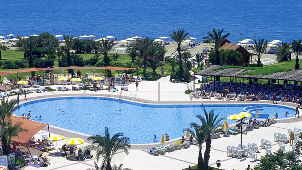 Бассейн и пляж гостиницы на курорте Белек в Турции - Sputnik Латвия