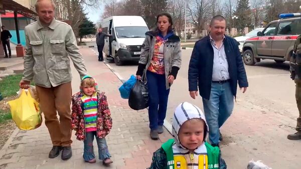 Эвакуация семьи из Харьковской области - Sputnik Latvija
