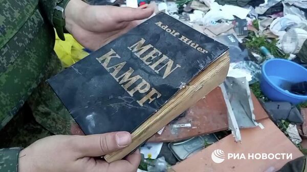 Книга Гитлера Mein Kampf найдена в Мариуполе на базе националистов Азова - Sputnik Latvija