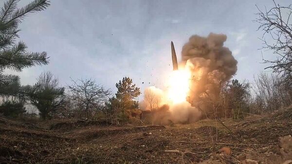 Боевой запуск ракеты оперативно-тактического ракетного комплекса Искандер - Sputnik Латвия