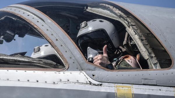 Пилот в кабине самолета Су-24М - Sputnik Латвия
