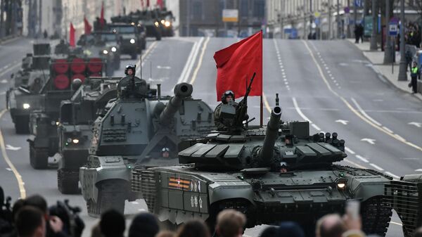 Колонна военной техники двигается по Тверской улице в Москве к месту проведения ночной репетиции военного парада Победы в Москве - Sputnik Латвия